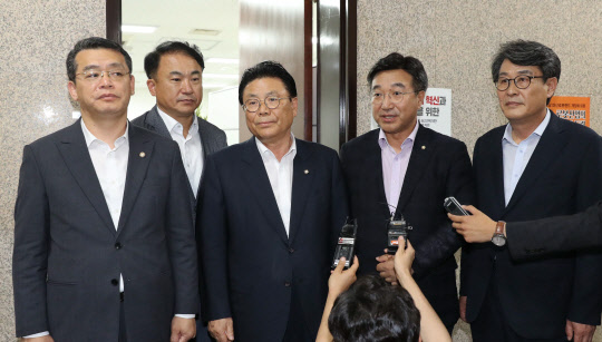 여야 5당 사무총장들이 18일 국회에서 문재인 대통령과 여야 대표 회동의 합의문 사전조율 만남을 가진 뒤 기자들에게 결과를 설명하고 있다. 왼쪽부터 임재훈 바른미래당 사무총장, 권태홍 정의당 사무총장, 박맹우 한국당 사무총장, 윤호중 민주당 사무총장, 김광수 평화당 사무총장. 연합뉴스